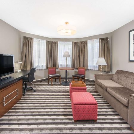 Ramada By Wyndham Springfield North Hotell Exteriör bild