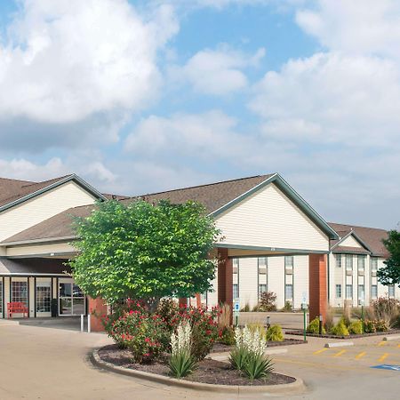 Ramada By Wyndham Springfield North Hotell Exteriör bild
