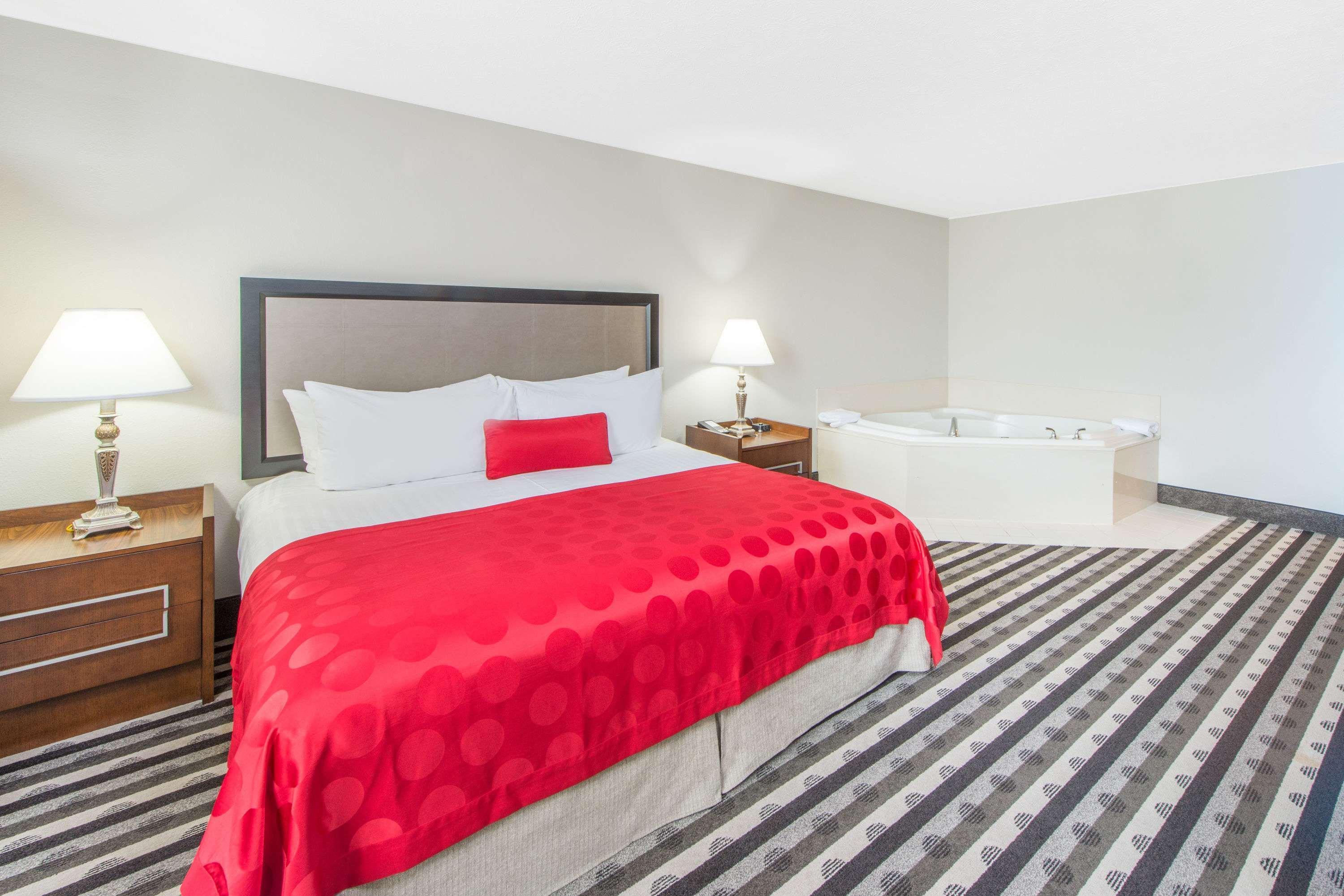 Ramada By Wyndham Springfield North Hotell Exteriör bild