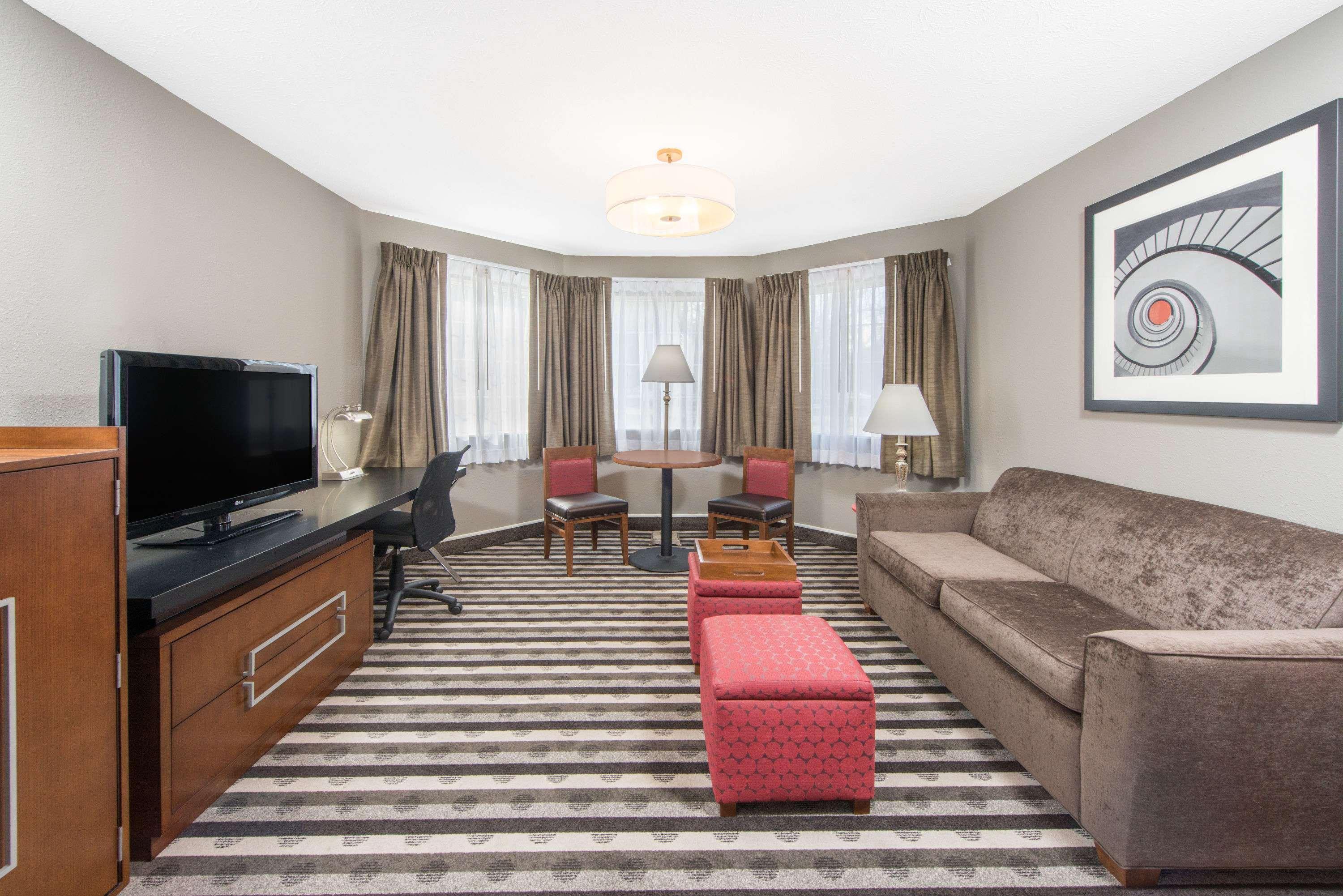 Ramada By Wyndham Springfield North Hotell Exteriör bild
