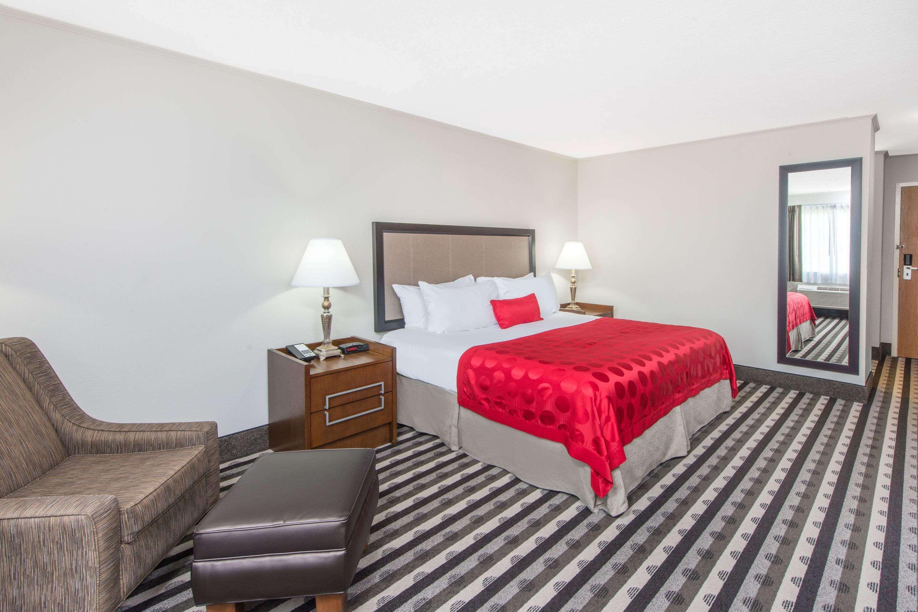 Ramada By Wyndham Springfield North Hotell Exteriör bild