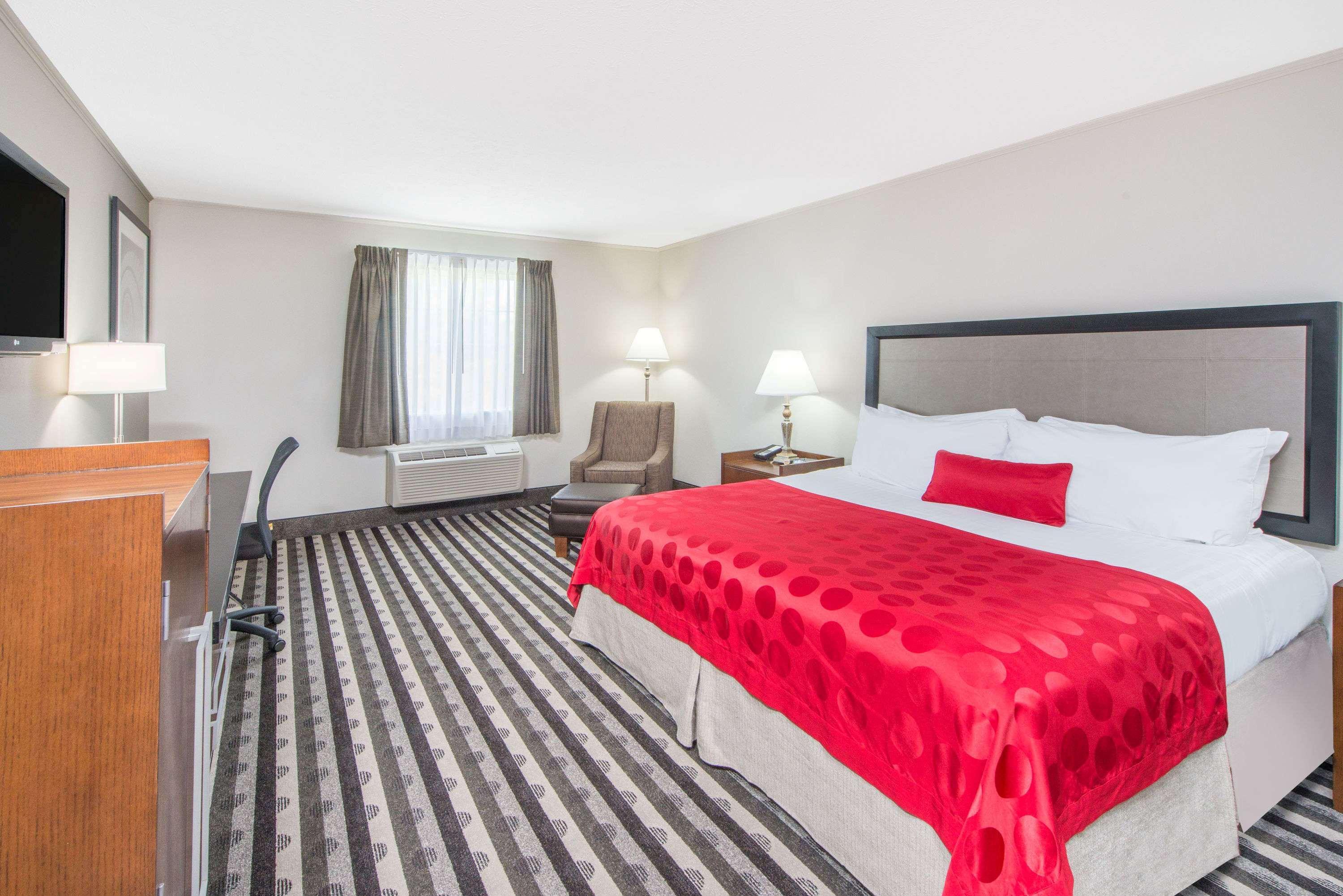 Ramada By Wyndham Springfield North Hotell Exteriör bild