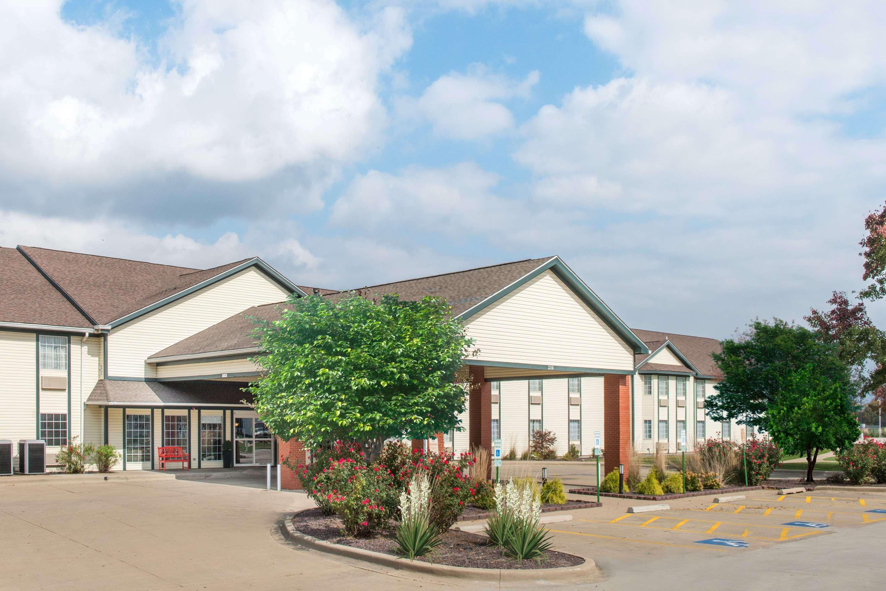 Ramada By Wyndham Springfield North Hotell Exteriör bild