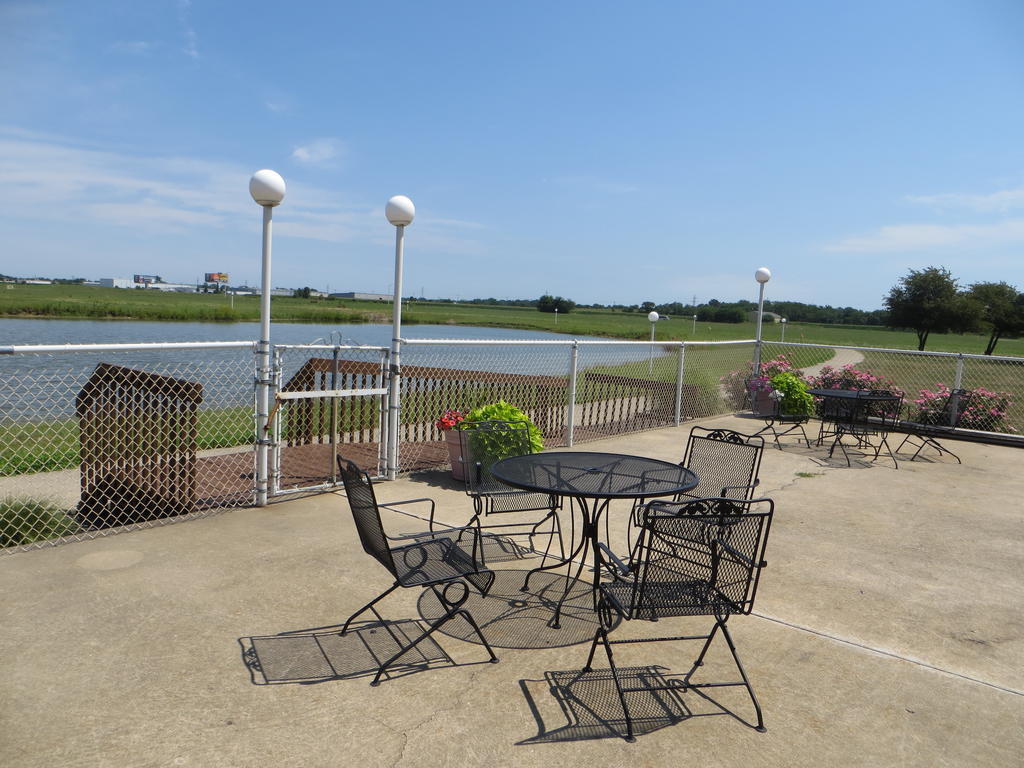 Ramada By Wyndham Springfield North Hotell Exteriör bild