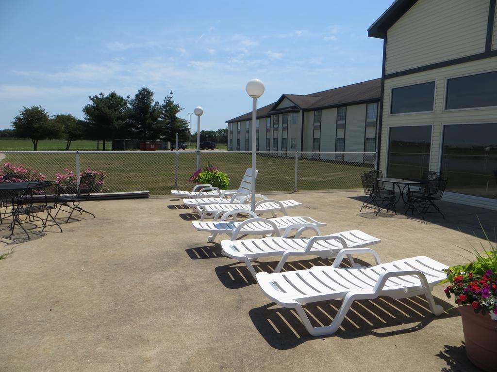 Ramada By Wyndham Springfield North Hotell Exteriör bild